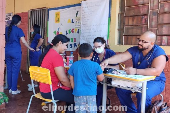 Universidad Central del Paraguay ofrece semanalmente atención médica gratuita y promoción de la Salud, además de entrega de medicamentos. Participan profesionales docentes, médicos y alumnos de los últimos años de la Carrera de Medicina. (Foto: Asesoría de Prensa de la UCP). 