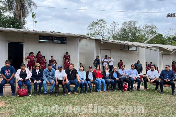 El gobernador de  Amambay Juancho Acosta estuvo acompañado de los concejales departamentales Severo Villalba, Gladiz González, Cristian Franco, Fernando Peralta, Verónica Sánchez, Agustina Figueredo y Celia Rolón. (Foto: Dirección de Comunicaciones de la Gobernación de Amambay).