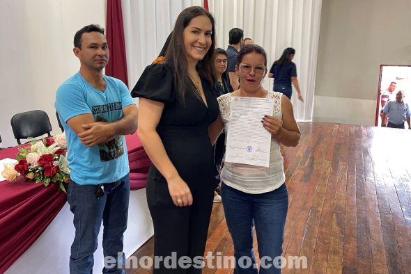 La Primera Dama del Municipio licenciada Mahiba Carolina Yunis Acevedo también participó del acto de entrega de certificados de ocupación precaria a trescientas veinte familias del asentamiento San Miguel. (Foto: Gentileza).
