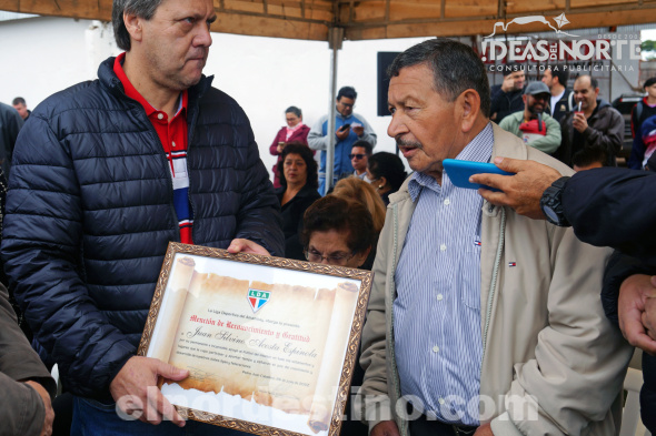 Hace un año don Juan Silvino Acosta Espínola recibió una Mención de Reconocimiento y Gratitud de parte de la Liga Deportiva del Amambay por su permanente e incansable apoyo al Fútbol del Interior en todos los estamentos y lugares que le cupo participar. (Foto: Diego Lozano para Ideas del Norte Consultora Publicitaria). 