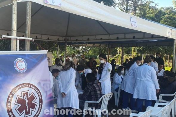 Profesionales y académicos de último año de la facultad de ciencias medicas de la Universidad Central del Paraguay brindaron atenciones básicas a personas adultas y niños con entrega de medicamentos, consultas e inspecciones médicas gratis. (Foto: Asesoría de Prensa de la UCP).