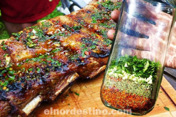 Para que tu chimichurri tenga más aroma y un sabor más rico déjalo reposar mínimo una noche en tu refrigerador, lo ideal es que lo hagas 24 horas antes. Ahora si tienes todo listo para poder rifarte una carnita asada el domingo. (Foto: Cocina Rica).