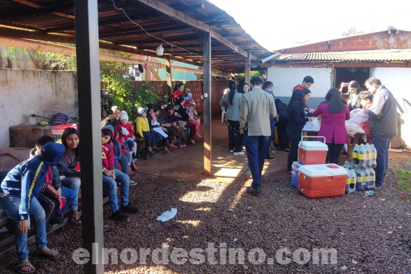 Universidad Central del Paraguay ofrece periódicamente atención médica gratuita y promoción de la Salud, además de entrega de medicamentos. Participan profesionales docentes, médicos y alumnos de los últimos años de la Carrera de Medicina. (Foto: Asesoría de Prensa de la UCP). 