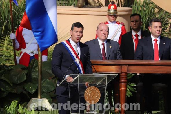 En su discurso, el nuevo presidente de la República Santiago Peña destacó la importancia de promover el diálogo y la capacidad de alcanzar acuerdos políticos no son solo habilidades, sino actitudes indispensables para un liderazgo exitoso. (Foto: Gentileza).