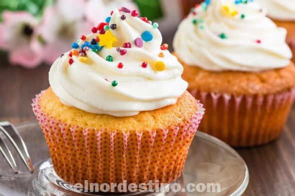 Un cupcake, literalmente en español “pastel de taza”, es una pequeña porción de tarta para una persona. Se hornean en un molde igual que el de magdalenas y muffins. En el molde se colocan unos papeles llamados cápsulas. (Foto: Cocina Rica).