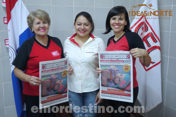 Magister Eulalia “Lala” Fleitas de Roig, Fátima Rodríguez Lozano y profesora Tania Roig Fleitas portando ejemplares de la versión impresa (actualmente discontinuada) de elnordestino.com. (Foto: Fátima Rodríguez Lozano para Ideas del Norte Consultora Publicitaria).