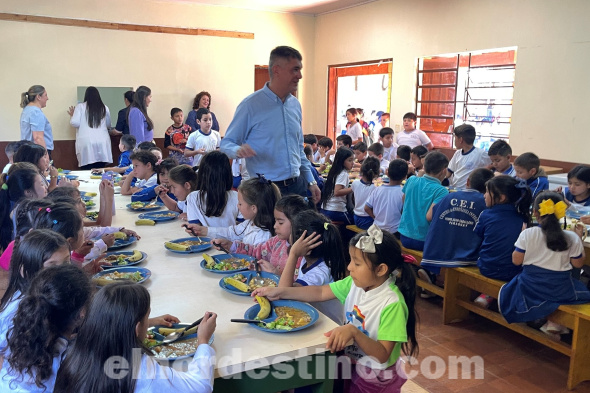 Momento en el acto de lanzamiento del Almuerzo Escolar 2023 realizado en el local de la Escuela Amistad II del barrio Jardín Aurora. (Foto: Fanpage de Facebook de la Municipalidad de Pedro Juan Caballero).