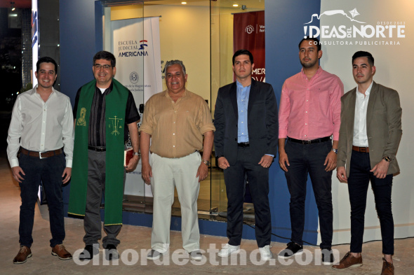 Junto al arquitecto Miguel Andrés Rojas León e integrantes de Espacio Americana en Pedro Juan Caballero, el Padre Ronaldo Ocampos, y los señores Nicolás Escobar y Marcelo Torres, quienes llegaron de Asunción representando a Universidad Americana. (Foto: Diego Lozano para Ideas del Norte Consultora Publicitaria).