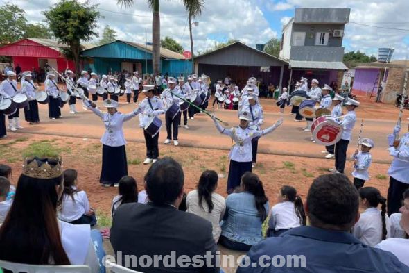 El diputado Juancho Acosta acompañó el desfile estudiantil por el noveno aniversario de la creación del municipio de Karapai, ocasión en la que entregó diez notebooks destinadas a dos escuelas, para beneficio de los alumnos y docentes. (Foto: Facebook diputado Juancho Acosta).