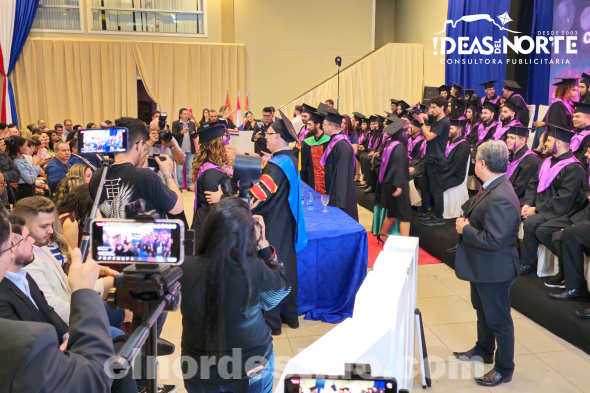 En el Salón de Eventos “Clase A” de Pedro Juan Caballero se graduaron ochenta y seis nuevos profesionales de Medicina que cursaron sus estudios en Universidad Central del Paraguay. (Foto: Diego Lozano para Ideas del Norte Consultora Publicitaria).