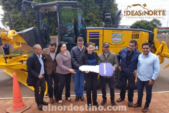 La intendente Mahiba Carolina Yunis Acevedo portando una llave simbólica durante el acto de presentación de las maquinarias viales, junto a otras autoridades de la comuna. (Foto: Diego Lozano para Ideas del Norte Consultora Publicitaria).