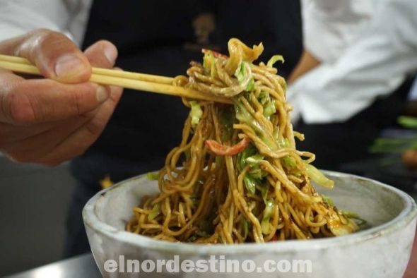 Los yakisoba son unos tallarines fritos, que si bien son originarios de China (allí se llaman chow mein), forman parte también de la cultura gastronómica japonesa. Este es uno de esos platos fáciles con los que seguro, te ganarás el corazón de todos los comensales. (Cocina Rica).