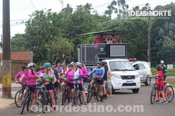 Los participantes de la “Bicicleteada Rosa” se concentraron en la “Plaza del Ciclista” de Ponta Porã y transitaron hacia los alrededores de Planet Outlet. El evento fue organizado por las legisladoras municipales Carolina Yunis y Kamila Alvarenga. (Foto: Diego Lozano para Ideas del Norte Consultora Publicitaria).