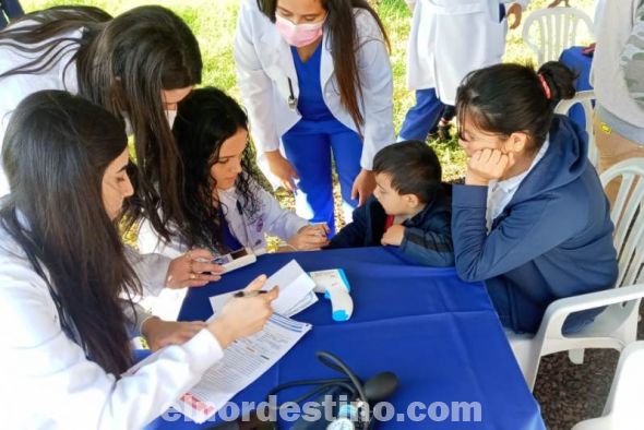 Las consultas fueron realizadas por profesores de la UCP con la supervisión de estudiantes universitarios quienes, en estas actividades de atención básica, pusieron en práctica las enseñanzas impartidas en el aula y en los laboratorios. (Foto: Asesoría de Prensa de la UCP).