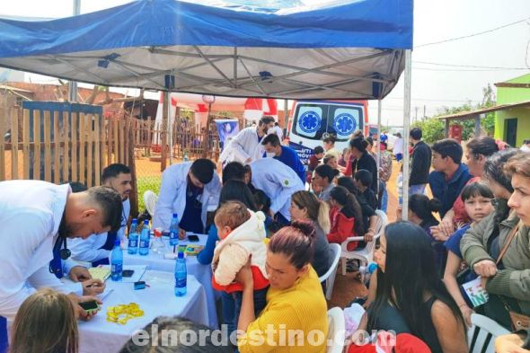 Niños y adultos del Asentamiento San Miguel de Pedro Juan Caballero recibieron atenciones médicas básicas con entrega de medicamentos, realizadas por el Proyecto UCP en Acción. (Foto: Asesoría de Prensa de la Universidad Central del Paraguay).