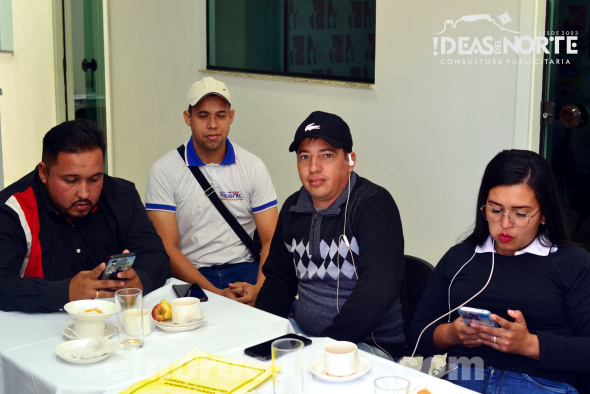 Jóvenes comunicadores de Pedro Juan Caballero concentrados en las palabras de agradecimiento del presidente de la Cámara de Industria, Comercio, Turismo y Servicios Khalil Mansour El Hage. (Foto: Diego Lozano para Ideas del Norte Consultora Publicitaria).