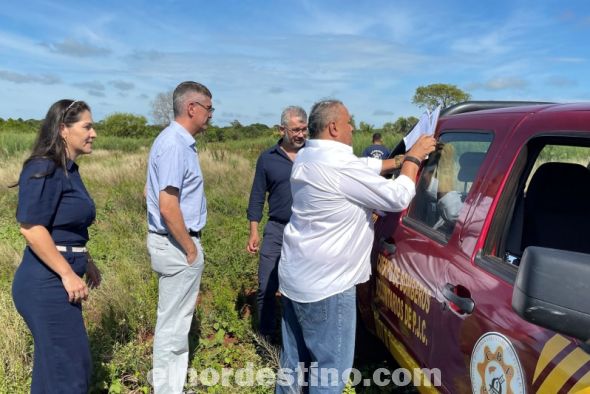 El comandante Isidro Zárate recibe la ocupación precaria del inmueble de propiedad municipal, lugar que se utilizará para construir la Academia de Capacitación del Cuerpo de Bomberos Voluntarios de Pedro Juan Caballero. (Foto: Gentileza).