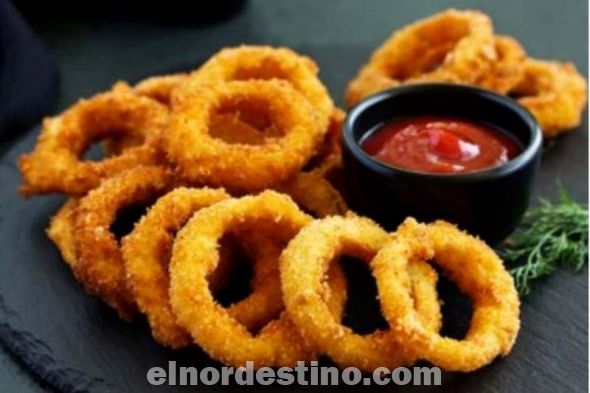 Ahora que sabes cómo hacer aros de cebolla en air fryer, prepáralos y disfrútalos mientras ves una serie o una película, cómelos sin culpa porque no tienen nada de aceite, pero tampoco te vayas a exceder. (Foto: Cocina Rica).