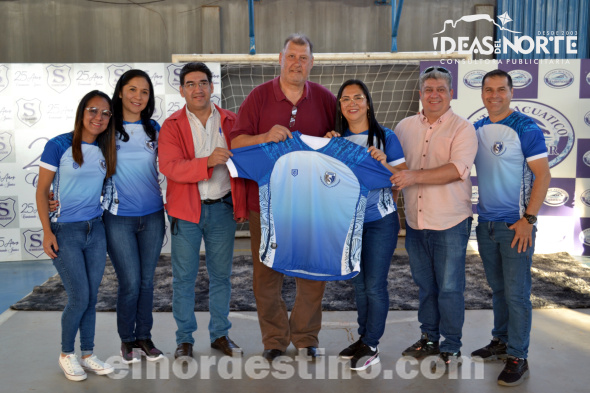 El presidente de la Junta Departamental de Amambay Pablo “Paraguayo” Winckler recibió como obsequio una camiseta del flamante Club Deportivo Sembrador de Pedro Juan Caballero. (Foto: Diego Lozano para Ideas del Norte Consultora Publicitaria).