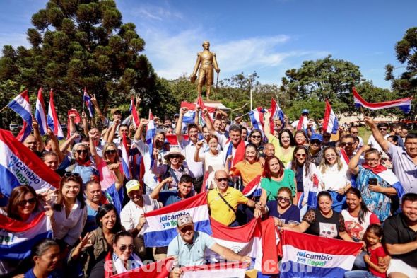 Durante su visita a Pedro Juan Caballero, Efraín Alegre y Soledad Núñez fueron acompañados por la candidata para Gobernadora de Amambay Zulma Ycassatti, el intendente Ronald Acevedo, la concejala municipal Carolina Yunis de Acevedo, junto a otros candidatos regionales. (Foto: Facebook Efraín Alegre).