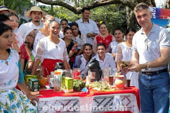 El intendente municipal de Pedro Juan Caballero licenciado Ronald Enrique Acevedo Quevedo, junto a otras autoridades, estuvo presente en la conmemoración del “Día Nacional del Tereré”,  en total apoyo a lo nuestro. (Foto: Gentileza).