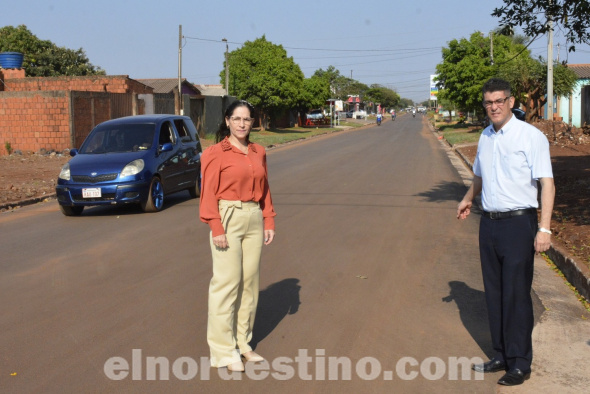 El intendente municipal licenciado Ronald Enrique Acevedo Quevedo acompañado por la concejal municipal licenciada Carolina Yunis, verificó la nueva capa asfáltica sobre la calle Panchito López, desde el barrio San Gerardo hasta el Campo de Exposiciones. (Foto: Municipalidad de Pedro Juan Caballero).