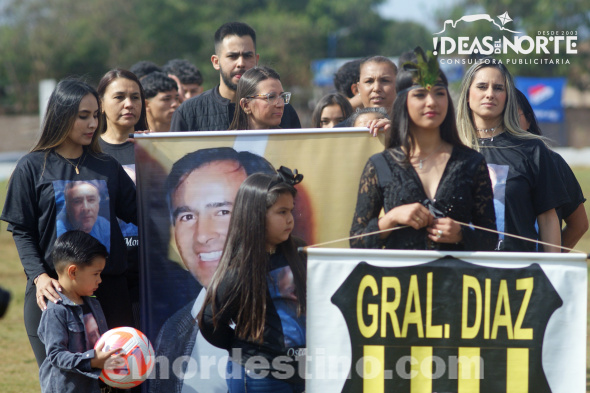 La Liga Deportiva de Amambay rindió homenaje póstumo a Óscar Morel, ex presidente del Club General Díaz, cuyo estadio lleva su nombre. La distinción fue entregada a familiares del ausente y destacado dirigente deportivo. (Foto: Diego Lozano para Ideas del Norte Consultora Publicitaria).