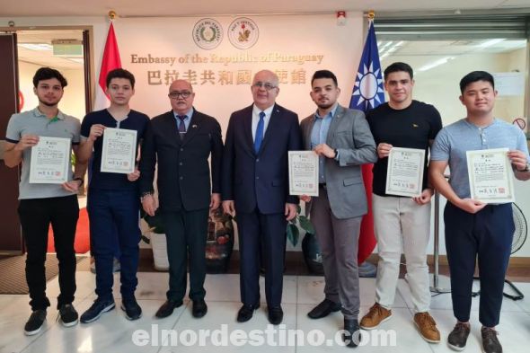 El becario pedrojuanino Rubén Darío Alvarenga Romero acompañado del equipo de becarios en la competencia “3 ISS Kibo Robot Programming Challenge” en la embajada paraguaya en la República de Taiwán. (Foto: Gentileza).