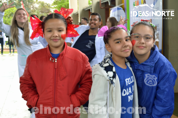 Alumnos de la Carrera de Medicina de Universidad Sudamericana compartieron la “Semana del Niño” con cientos de alumnos de las escuelas “Profesor Olegario Ayala”, “Juan Emilio O´Leary” y “Profesora Rebeca Fortunata Alén Rojas”. (Foto: Diego Lozano para Ideas del Norte Consultora Publicitaria).