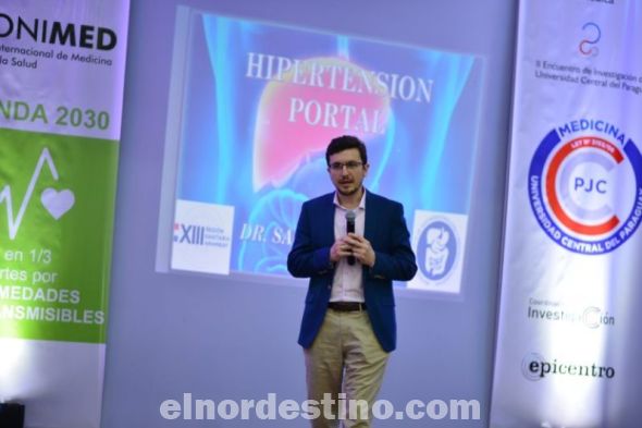 El segundo conferencista Doctor Saul Recalde Ortíz desarrolló el tema “Hipertensión Portal”, siendo este tema con abordaje muy importante en cuanto al cuidado que se debe tener cuenta para el diagnostico precoz de la enfermedad. (Foto: Asesoría de Prensa de la UCP).