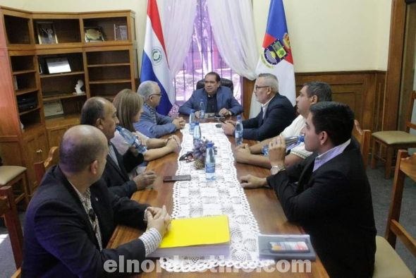 El Gobernador Edgar López, Javier Noguera lider de los visitantes, Presidente de la Junta departamental Sulma Espinoza y los representantes de los distritos del departamento, los Intendentes Joaquina Azuaga del distrito de San Lázaro y Milciades Arce de Paso Barreto.(Foto: Gobernación de Concepción).