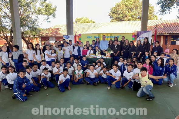 Momento en el acto de lanzamiento del Almuerzo Escolar 2023 realizado en el local de la Escuela Amistad II del barrio Jardín Aurora. (Foto: Fanpage de Facebook de la Municipalidad de Pedro Juan Caballero).