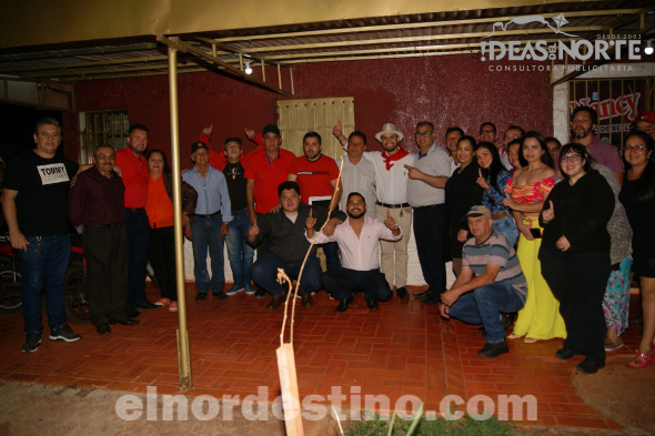 El flamante presidente de la sub Seccional Colorada del barrio San Blas de Pedro Juan Caballero Diego González Rodríguez acompañado de autoridades partidarias e integrantes de la casa colorada. (Foto: Diego Lozano para Ideas del Norte Consultora Publicitaria).