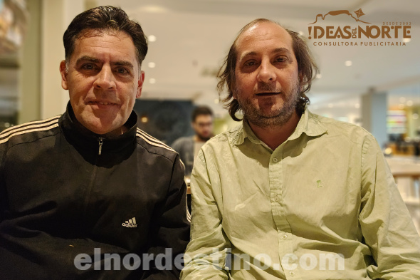 En Café Martínez de Pedro Juan Caballero, nuestro director Diego Lozano junto al especialista en Medicina Familiar Mariano Luís Nívoli al finalizar la entrevista acerca del libro “Bases tópica, dinámica y clínica del Aparato Psíquico”. (Foto: Diego Lozano para Ideas del Norte Consultora Publicitaria). 