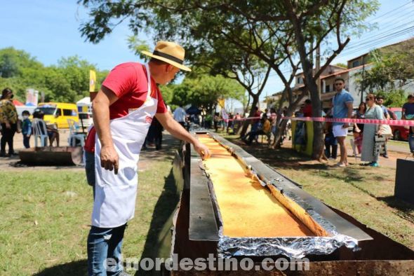 Por primera vez cocinan la tradicional sopa paraguaya más larga del mundo, de cincuenta y un metros