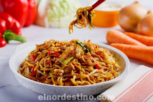 Yakisoba o fideos fritos: acompañados con carne y verdura; uno de los platos más populares de Japón, una verdadera delicia