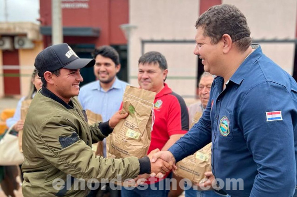Gobernador Juancho Acosta entregó semillas a pequeños productores del proyecto de siembra de Sésamo en Capitán Bado