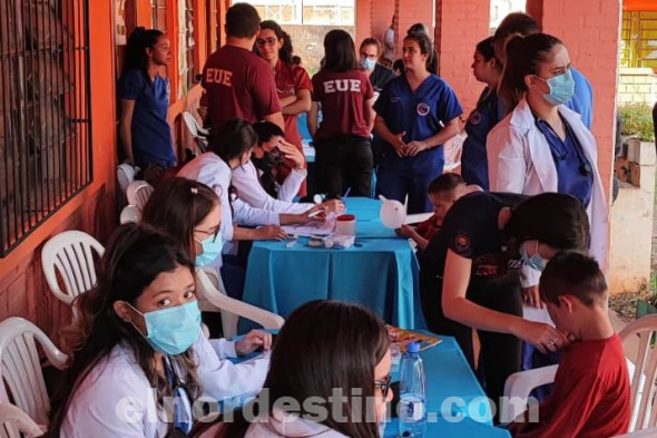 UCP en Acción: Escuela General Eduvigis Díaz favorecida por el proyecto de extensión universitaria con atención médica básica