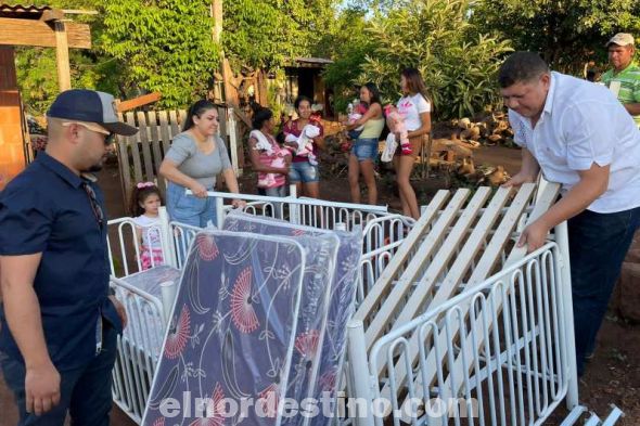 Madres con recién nacidos favorecidas con la entrega de cunas realizada por el diputado Juancho Acosta en Romero Kue