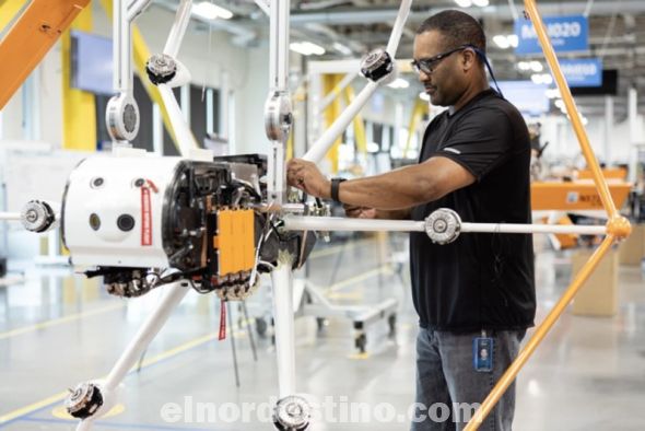 Drones de Amazon: clientes recibirán los pedidos en sus hogares y podrán recogerlos luego de que lo haya soltado