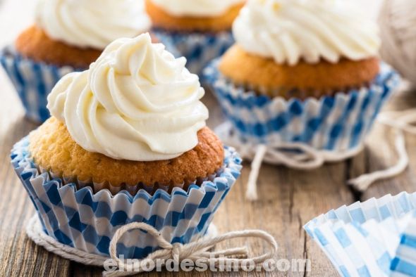 Cupcakes de vainilla sencillos y esponjosos como prepararlos en casa y disfrutar una rica merienda con toda la familia