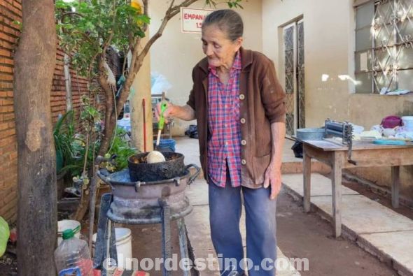 Cautivó a todos: Doña Marina Ramírez la abuelita que vende empanadas a bordo de su bicicleta en la ciudad de Concepción