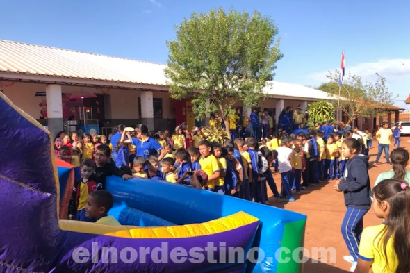 En la Escuela Santo Domingo Savio, estudiantes y docentes de Universidad Central del Paraguay celebraron el Día del Niño