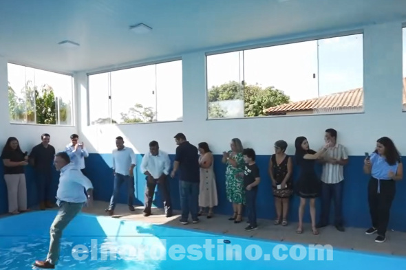 Al Agua Pato: Arrojan a la pileta al Intendente de Ponta Porã durante inauguración que favorece a personas de la tercera edad