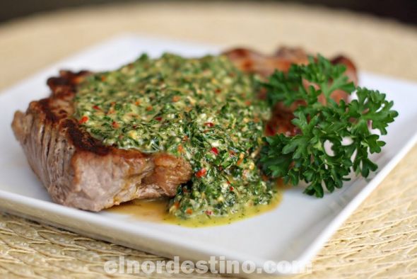 Chimichurri, el acompañamiento perfecto para tu carnita asada; una receta muy aromática para disfrutar con toda la familia