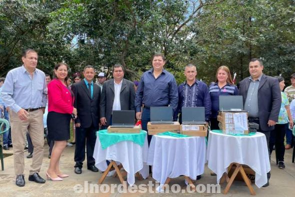 En el noveno aniversario del distrito de Karapai, diputado Juancho Acosta entrega diez computadoras portátiles a escuelas 