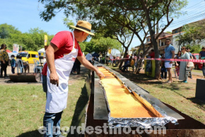 Por primera vez cocinan la tradicional sopa paraguaya más larga del mundo, de cincuenta y un metros