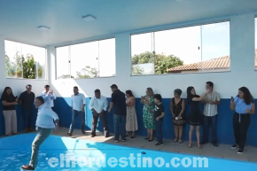 Al Agua Pato: Arrojan a la pileta al Intendente de Ponta Porã durante inauguración que favorece a personas de la tercera edad