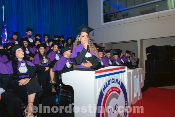 En el Salón de Eventos “Clase A” de Pedro Juan Caballero se graduaron nuevos profesionales especializados en Medicina, quienes cursaron sus estudios en Universidad Central del Paraguay. Carlos Bernardo acompañó la ceremonia. (Foto: Asesoría de Prensa de Universidad Central del Paraguay).