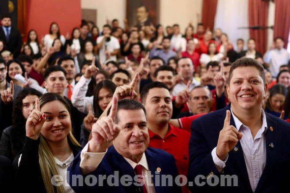 El presidente de la Asocia­ción Nacional Republicana (ANR) don Horacio Cartes agradeció a los jóvenes republicanos del Amambay, y los invitó a continuar con su formación y a capacitarse para soñar “con un Paraguay mejor”. (Foto: Dirección de Comunicaciones de la Gobernación de Amambay).